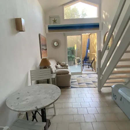 Nyaraló Charming House Close To The Des Huttes *